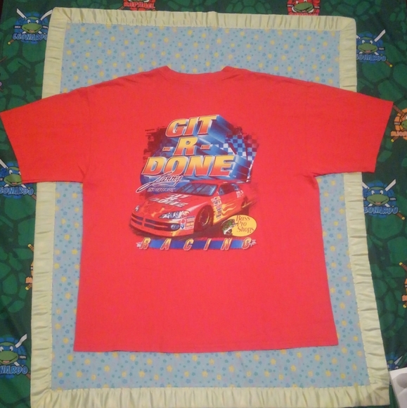 📺🏎️💨 Git R Done 🔥 Larry the Cable Guy 📺 Shirt XL Racing 🐟 Bass Pro Shops - Picture 1 of 11